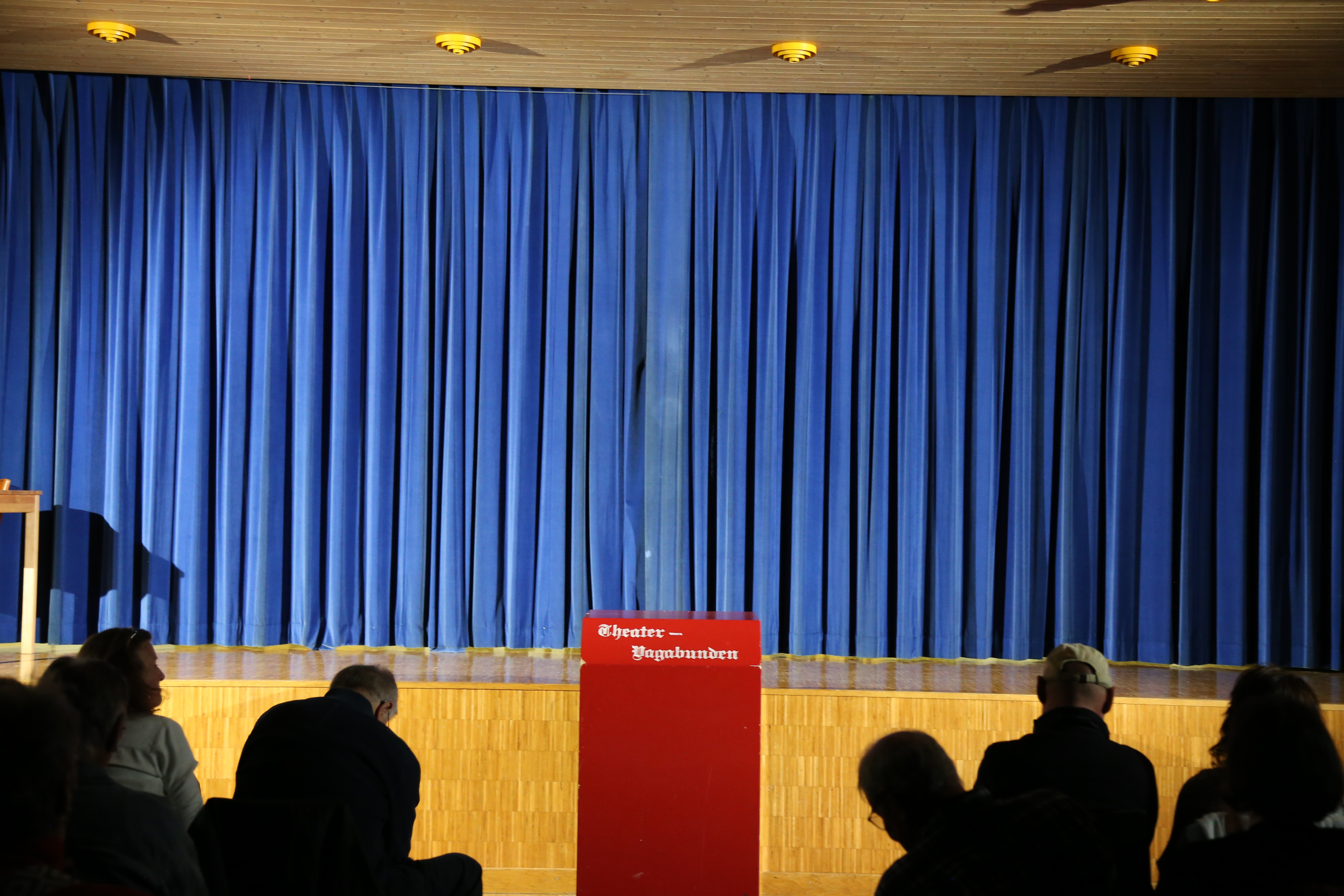 Theater Vagabunden Tuggen - Aufführung 2025, Schauspieler auf der Bühne